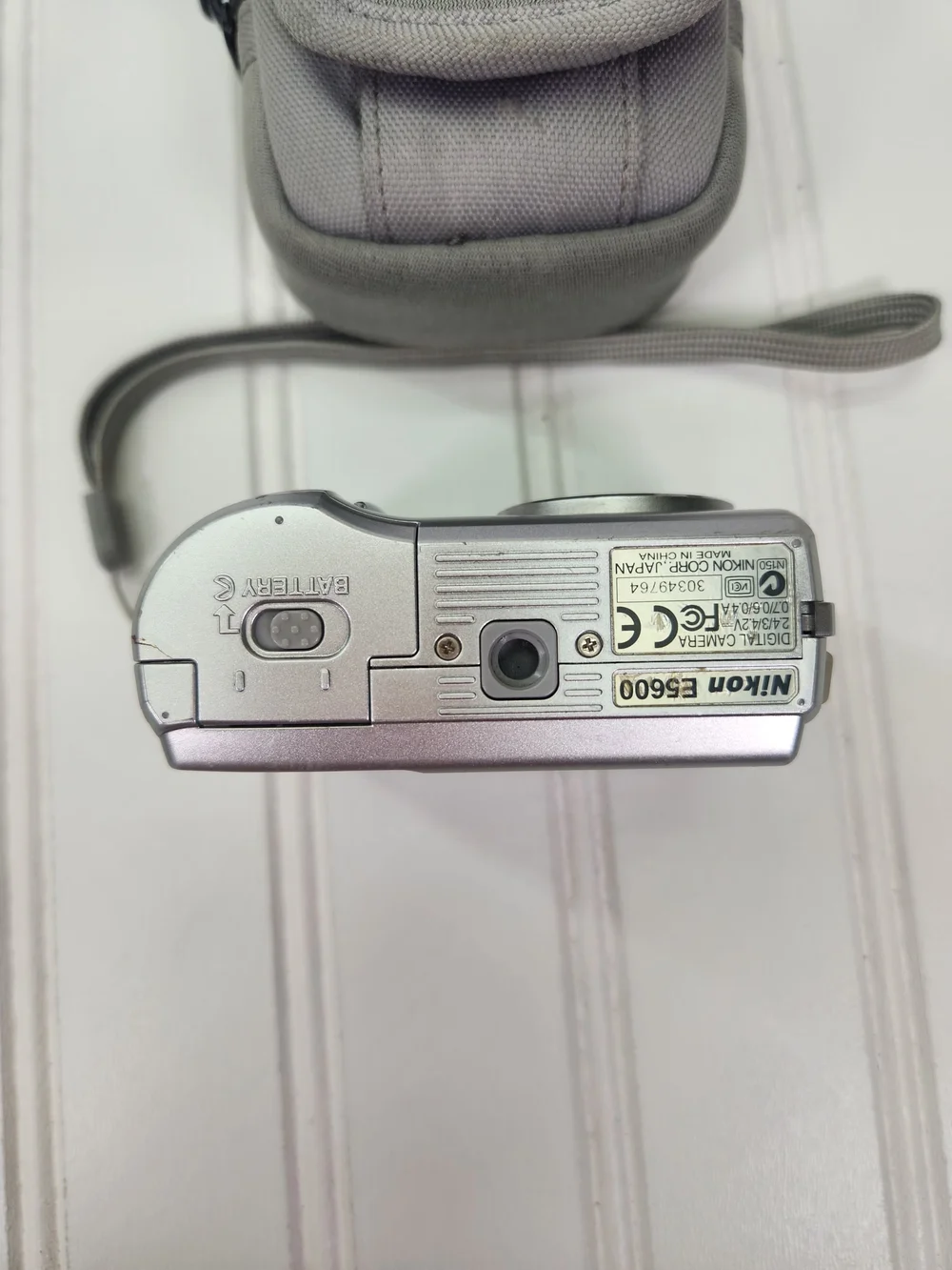 Nikon Coolpix 5600 5.0MP Digital Camera - Silver with Case & Wrist Strap